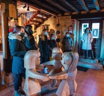 Grupo de profesores del Colegio San Gregorio visitando el Museo URSI de Aguilar de Campoo.